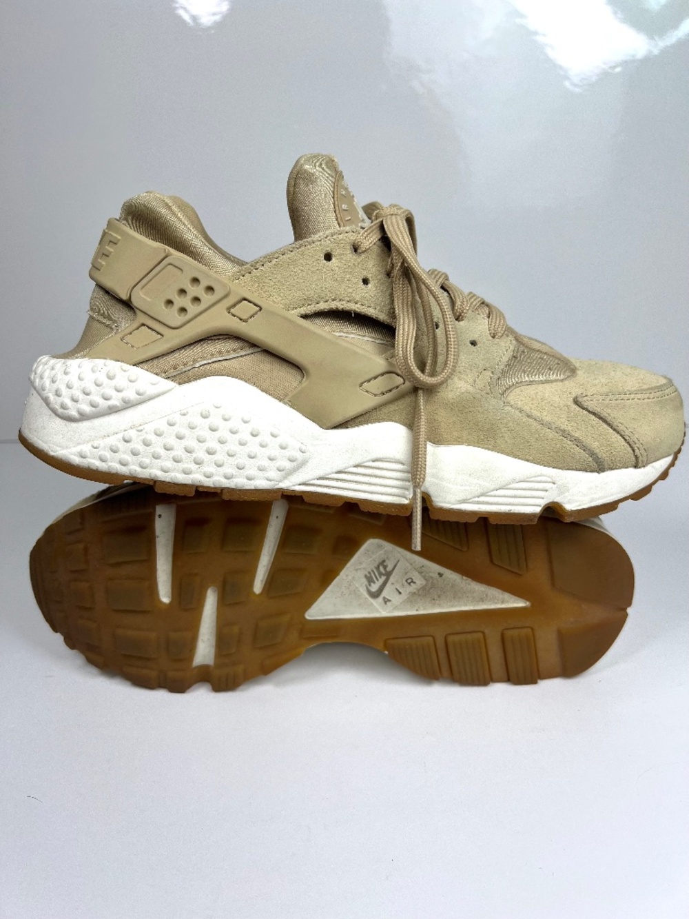 Nike Air Huarache Gym Shoe Women’s size 8.0 Tan Suede Trim Athleisure Athletic